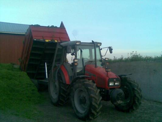 Massey Ferguson 4255 ja uusi Tuhti WS 120
Rehu hommia
Avainsanat: massikka tuhti WS 120 4255