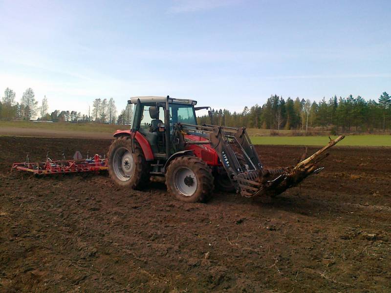 Massey Ferguson 5455 ja Potila SKH 450
Äestelyä, meinaa löytyä vähän kantoja..
Avainsanat: Potila massikka 5455 SKH 450