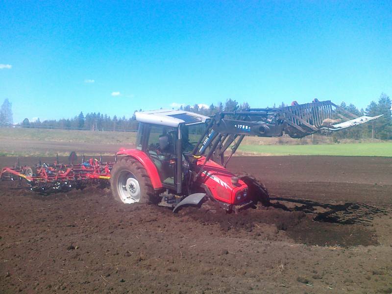 Massey Ferguson 5455 ja Potila SKH 450
märkää on...
Avainsanat: massikka potila SKH 450 5455