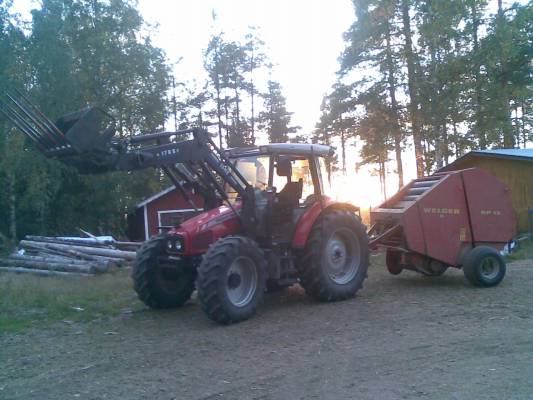 Massey Ferguson 5455 ja Welger RP 15
Alkais olee tään kesän paalailut tehtynä. 600 paalia welgerillä takana, taas kerran ilman mitään ongelmia
Avainsanat: massikka 5455 welgeri rp 15