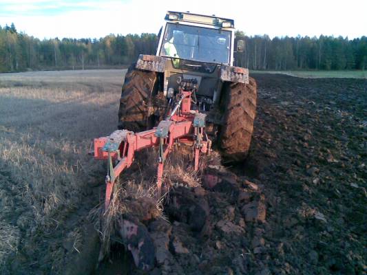 Massey Ferguson 390 ja Kverneland AB 85
kyntöhommia kyntöhommia..
Avainsanat: 390 kverneland