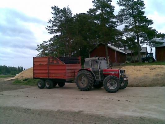 390 ja junkkari 85
Valmiina rehun ajoon
Avainsanat: junkkari massikka