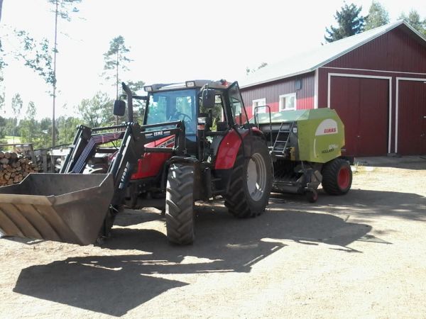 Massey Ferguson 6455 ja taas Claas 375
Veturit vaihtuu mut paalain pysyy..
Avainsanat: massikka claas 6455 375