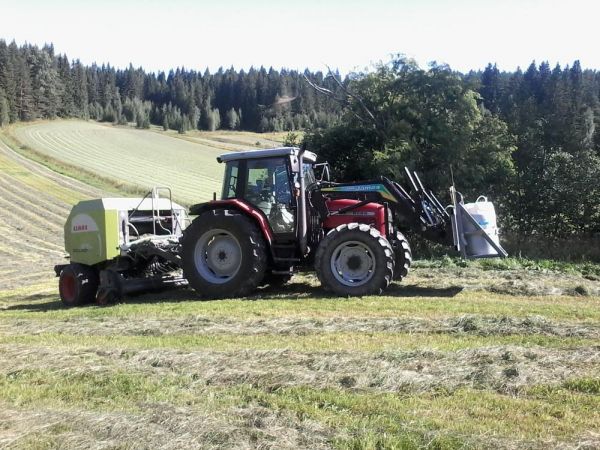 Massey Ferguson 6265 ja Claas 375 
Ei niin tasaisia peltoja..
Avainsanat: massikka claas 6265 375