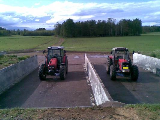 massey ferguson 390 ja massey ferguson 4255
massikka veljekset siiloissa odottelemassa töitä rehunteossa
Avainsanat: massikka