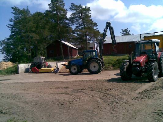 Rehunteko kalustoa, vasemalta päin 390 ja Ylö LN 185, seuraavana Valtra 6850 ja Joutsa 40 ja viimeisenä massey ferguson 4255 ja junkkari 85
390 ei oikeastaan tehty mitään rehuntekoon liittyvää ja se jäi kuvaan sen takia että olin niittänyt sillä laitumia edellisenä päivänä ja kävin vielä tänä aamuna parilta valmiilta rehupellolta reunoja niittämässä. 6850 ei ole oma vaan sukulaisen ja se oli aumalla levittämässä ja polkemassa ja 4255 oli välin ajossa
Avainsanat: massikka ylö joutsa valtra junkkari