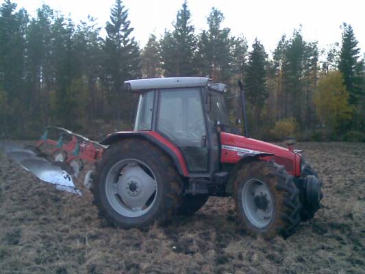 Massey Ferguson 4255 ja Kverneland AB 85 3x12-18
Tänä syksynä 4255 kvernelandien edessä tuuraamassa 390:ä
Avainsanat: massikka 4255 kverneland AB 85