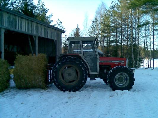 390:llä paalien siirtelyä
Vein 390:llä paaleja silputtavaksi. Paalisilppurin edessä Massey ferguson 4255
Avainsanat: Massikka 390 paali