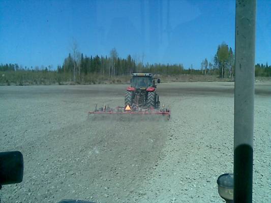 Isäukko äestää. Koneena 5455 fergu ja skh 450 potila
Ite tulen perässä 4255 fergulla ja perässä patu 290. Työleveys yhteensä 7,4 metriä
Avainsanat: massikka patu potila