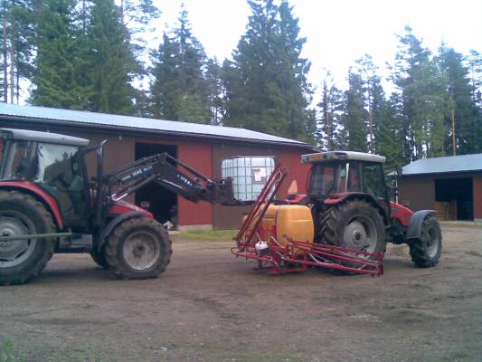Massey Ferguson 5455 & Massey Ferguson 4255 ja Junkkari 900
Ruiskun täyttöä
Avainsanat: massikka junkkari ruisku 4255 5455 900
