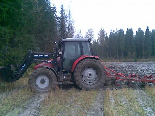 massey ferguson 5455 ja agrolux AT
kyntöhommia..
Avainsanat: massikka 5455 agrolux at