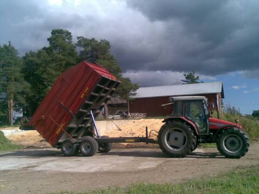 Massey Ferguson 4255 ja Tuhti WS 120
Sade uhkaa...
Avainsanat: massikka 4255 tuhti WS 120