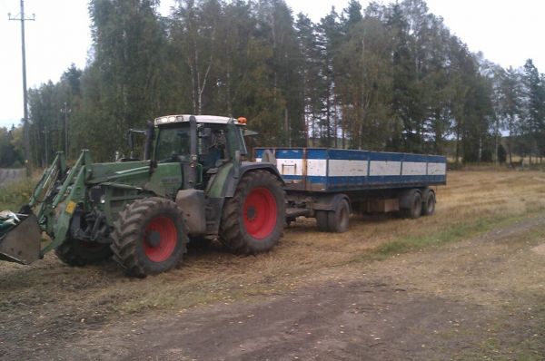 Fendt 818 ja kärrit
Viljan ajoa
Avainsanat: Fendt