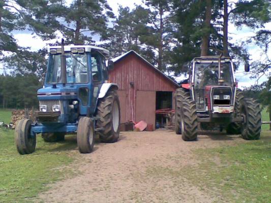 Ford 5610, Velsa ja taarupin aisa ja vieressä massey ferguson 390 ja ylö kp320
heinänhaku yhistelmä ja pöyhintä yhistelmä
Avainsanat: ford velsa taarup massikka ylö