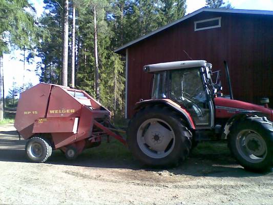 massey ferguson 4255 ja Welger rp15
pahnoja lähdössä paalamaan
Avainsanat: massikka welger