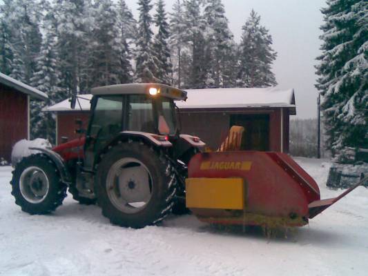 Massey Ferguson 4255 ja Jaguar
Paalien silputtelu kones
Avainsanat: massikka jaguar