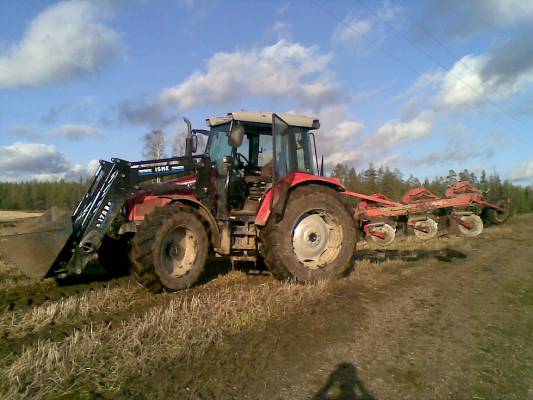 massey ferguson 5455 ja agroluxit
kyntelin uudella massikalla ekaa kertaa ja ei voi muuta sanoa ku että olipa mahtava kone kyntämisee:D
Avainsanat: massikka agrolux