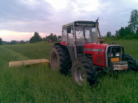 Massey Ferguson 390 ja Ylö LN 185
Heinähommia
Avainsanat: massikka ylö LN 185