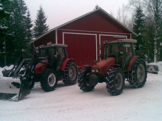 massikat 5455 ja 4255 sekä Eskot
Lumikoneet valmiina lähtöön. 5455 perässä eskon 2252 linko ja 4255 perässä eskon 250 lana
Avainsanat: massikka esko 4255 5455