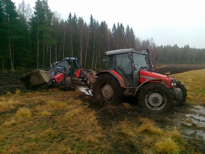 Jatkoa edelliselle kuvalle, 4255 tulee pelastamaan mutta kiinni jää sekin
Joskus ei todellakaan suju..:D
Avainsanat: massikka 4255 5455