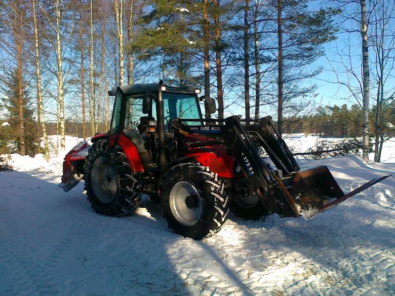 Massey Ferguson 5455 ja Esko 2252
Paalien kuskausta silputtavaksi ja samalla vähän lumihommia
Avainsanat: massikka 5455 esko 2252