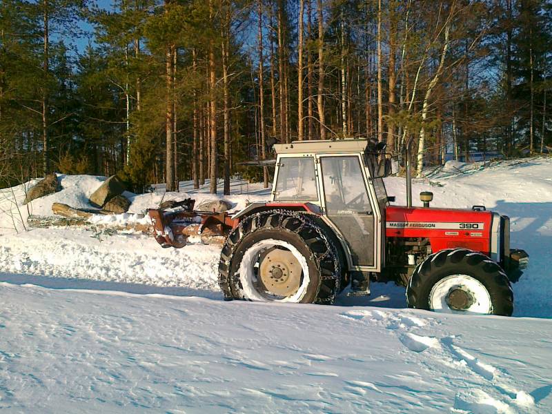 Massey Ferguson 390 ja Patu juontokoura
Ropsien keräilyä
Avainsanat: 390 massikka patu juontokoura