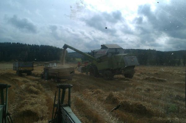 Claas Medion 310 ja saalista ottamassa 165 massikka
Pientä kokoeroa. Pahoittelen huonoa kuvanlaatua ja likaista etulasia..
Avainsanat: Fendt Claas Medion 310 massikka