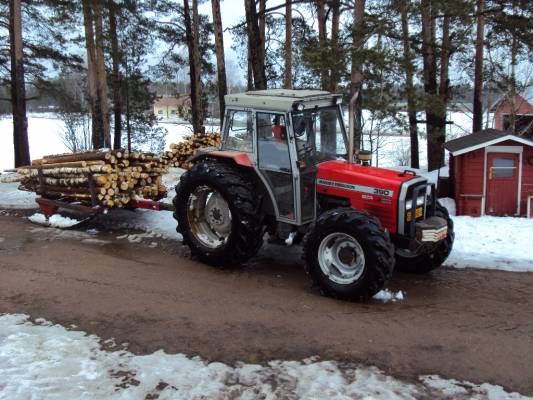 MF 390 ja reki
Tään talven viiminen puukuorma
Avainsanat: 390 reki massikka