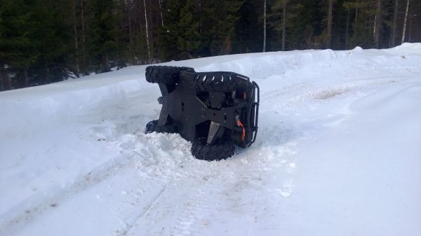 Polaris 850xp Pyörähti
Tulipa samalla tarkistettua että pohjapanssari on paikoillaan...
Avainsanat: honda polaris