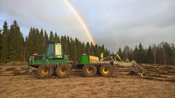 Timber 1110 sekä bracke mätästin
Multakeon tekoa,eli pellot metsälle.
