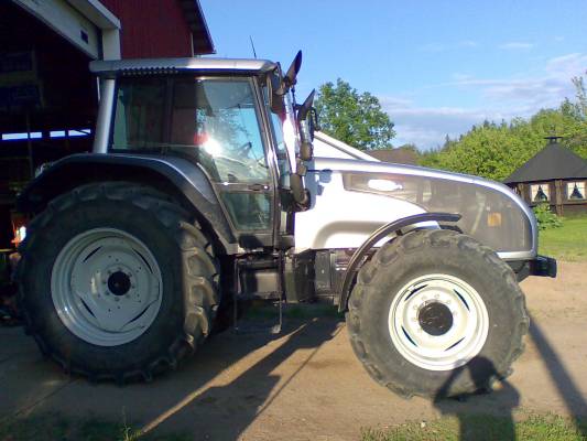 Valtra T 140
Laina kone kesäl rehunteko hommis
