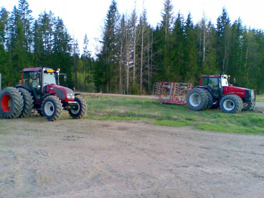 Valtra Valmet 8400 ja A 92
Touko koneet melkein vierekkäin
