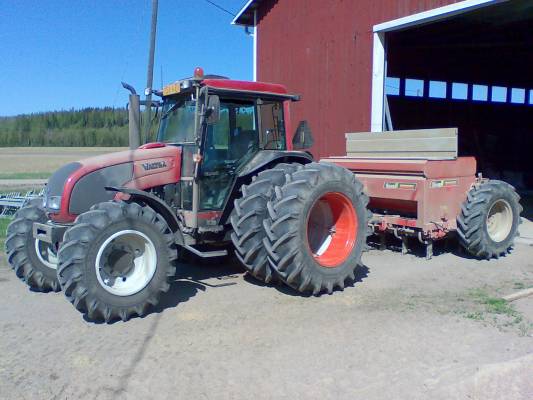 Uus peli
Siin ois meitin uus kylvö traktori A 92, vaihtoo läks Valmet 505 ja Valmet 1203. Tume on mallia SC HKL 2500.
