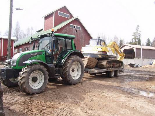 Valtra N111, itsetehty lavetti ja Kobelco sk120lc
Haettiin kaivuri työmaalta takasin kotiin
Avainsanat: valtra lavetti kobelco vicon