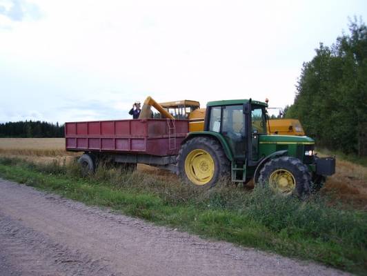 kauran puintia syksyllä 2007
Sampo 680, Vanaja kärrit ja entinen John-Deere 6310
Avainsanat: sampo vanaja johndeere vicon