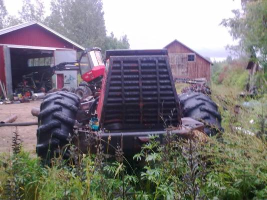 On siinä yhdistelmällä pituutta
Valmet 1802.3 (901+901.3)

Kuvassa meneillään vissiinkin uusien rullien asentelu sekä kouran modaus.

Tää menee täyzii muute hei.
Avainsanat: valmet vallu 901.3 901 ylämaa metsäkone metsäkoneet yhdistelmä