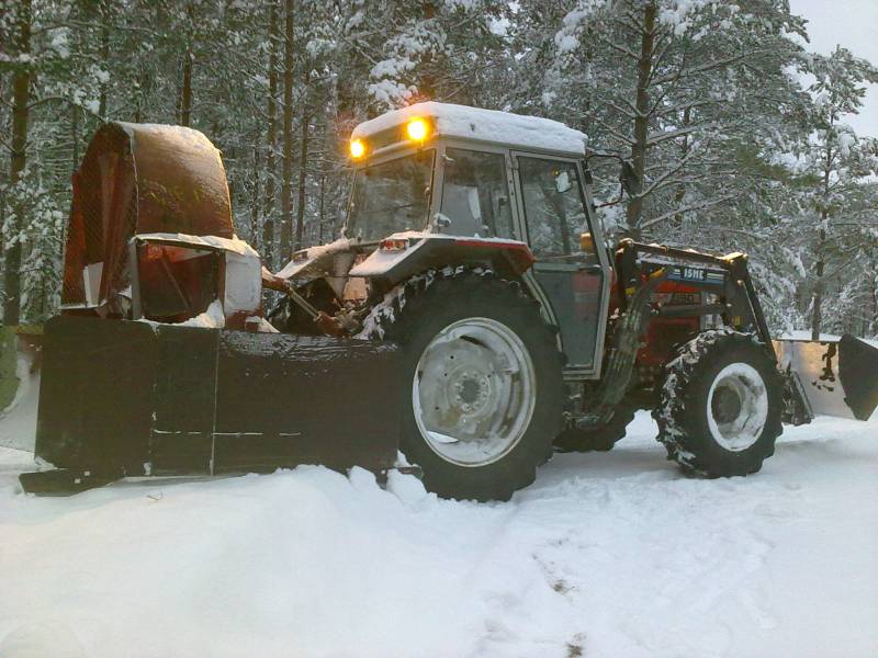 MF 390 + Isme + Vepi
Ja vielä päivänvalossa otettu kuva
Avainsanat: mf 390 linko lumityö talvi talvella massey ferguson