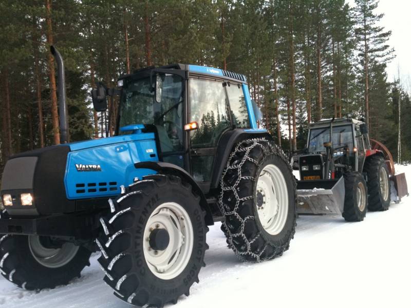 Kansibaffi levis
Valtra 6350 '04 ja n. 1400h + MF 390 '93 ja n. 3400h. Hinailtiin kotia.
Avainsanat: mf 390 valtra valmet 6000 6300 6350