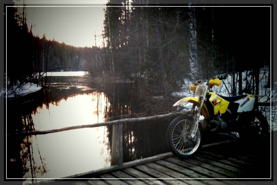 Suzukilla ajelemassa
Pyörähdin ajamassa, oli kiva näkymä kun aurinko laski.
Avainsanat: suzuki rm 250 125 2008 suikka