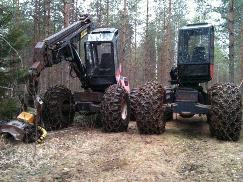 Valmet 901 + Valmet 901
Myytiin kuvaa seuraavana päivänä (kuvasta puuttuu vielä yks 901) oikeanpuolimmaiseen laitettu hydr. öljylauhari sekä kutiteltu vähän konetta.
Avainsanat: valmet 901 vallu