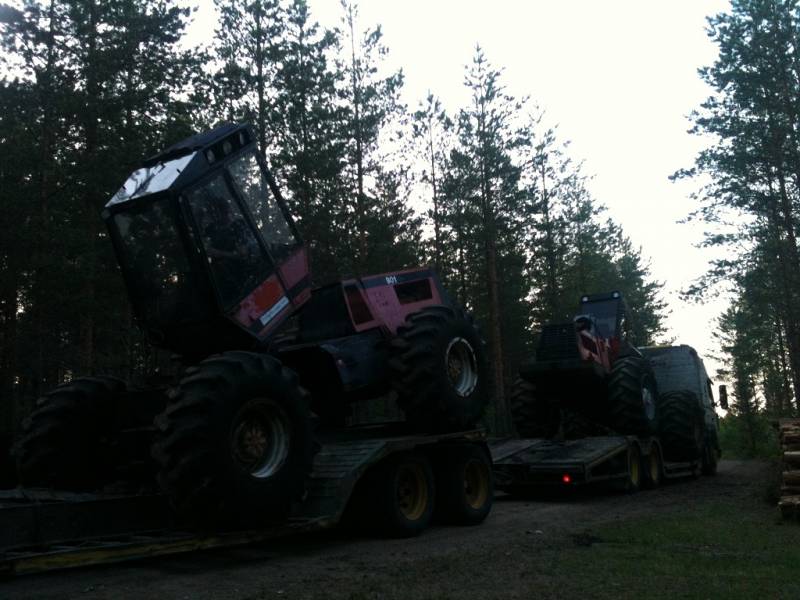 Vanhukset lähtee
Vallu 901 + 901 + Volvo FM12. Tulevat hakemaan kolmannen 901:sen joskus myöhemmin.
Avainsanat: valmet 901 volvo FM12 lavetti metsäkone