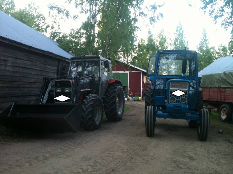 MF 390 '93 ja Ford 5000 '74
Taustalla näkyy Tuhti lisälaitoineen.
Avainsanat: Ford 5000 1974 massey ferguson mf 390