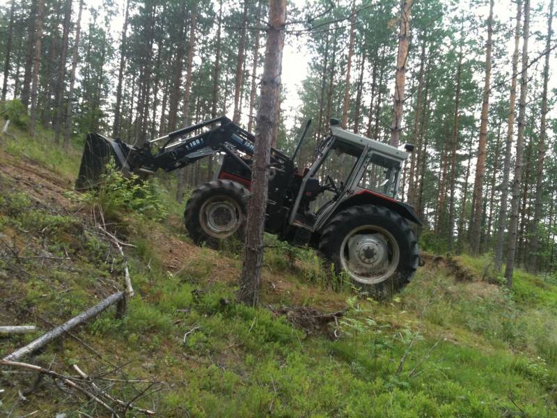 Crossiradan kunnostusta
Rikkaruohot pois, oli päässy ajon puutteesta johtuen kasvamaan sellaset puolen metrin heinät radalle. Pitäis olla takalana tohon hommaan, ei oo ollu tarvetta ni ei oo hankittu. Ensin vedin pakilla takaperin, sen jälkeen etuperin kauhan huuli hieman vaakatasoa alempana. Tuli ihan kohtuullinen. Täytyy käydä kokeilemassa tielanalla
Avainsanat: mf 390 massey ferguson isme 160B