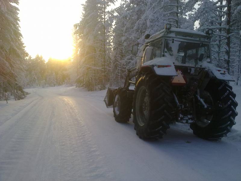 Aamuaurinko paisto
MF 390 ja kauppaan menossa
Avainsanat: mf 390 massey ferguson 399 375