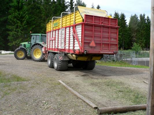 peruutusta tornin täyttöpöydälle
JD 6820 AP & Pöttinger Torro 5700L
