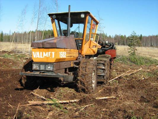 valmet 1502
iso vallu jyrsimässä
Avainsanat: valmet 1502