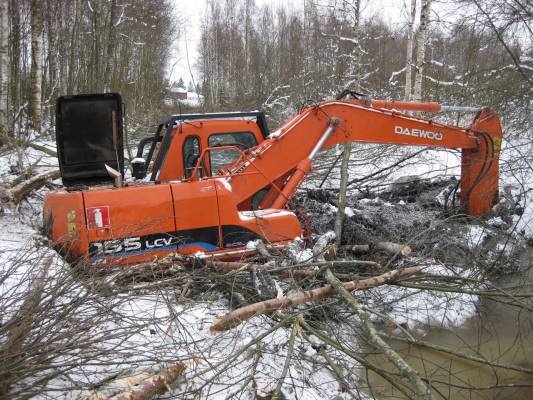 Ojan ruoppausta
Ei taida vesi kulkea ojassa paremmin vieläkään... Kuvat upotusta seuraavalta päivältä. Ylösnostossa samankokoluokan Doosan-Daewoo ja Ponsse Ergo moto (painoluokaltaan 24 t)
Avainsanat: Daewoo 155-LCV