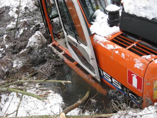 Ojan ruoppausta
Jatkoa edelliseen - yön aikana oli jo vähän vesikin noussut. Vielä voi olla kuivin jaloin hytissä
Avainsanat: Daewoo 155-LCV