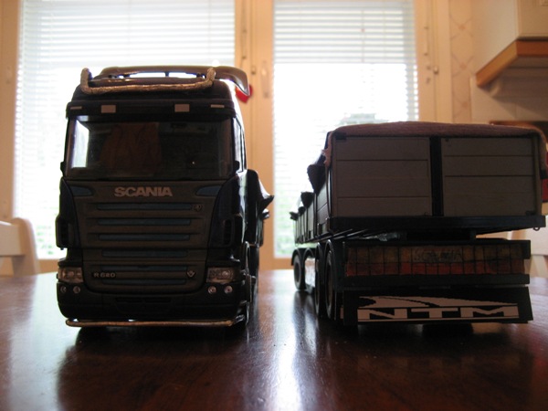 Scania R620
Siinäpä se Scania nyt on. Ledit jätin pois koska veivät liikaa virtaa.
Avainsanat: Scania R 620