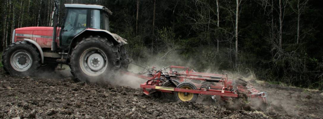 8140 + Väderstad joku, 6-7m, ei muista
tais mennä peilikuvaks. ei voi mitään, oon oikeakätinen.
Avainsanat: 8140 MF väderstad äes